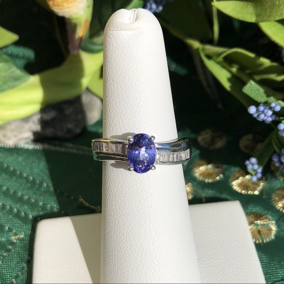 Genuine Diamond .25 cts & Tanzanite .90 cts Ring